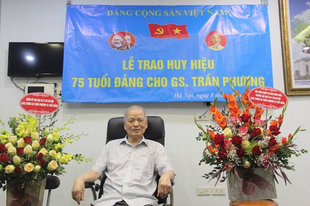 Tổ chức Lễ trao Huy hiệu 75 năm tuổi Đảng cho GS. Trần Phương - Hiệu trưởng, Chủ tịch Hội đồng quản trị trường Đại học Kinh doanh và Công nghệ Hà Nội